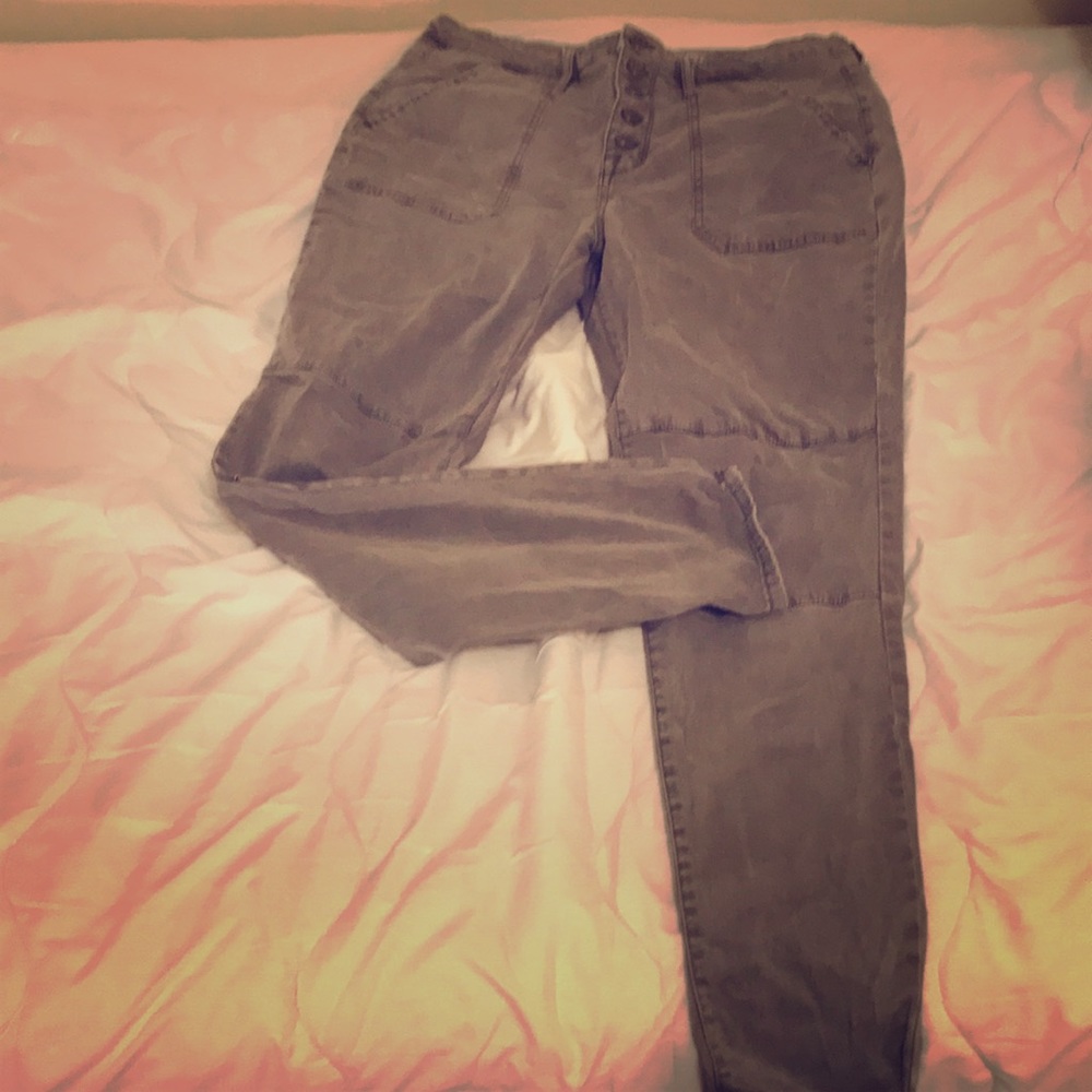 High-waisted, detailed, gray skinny jeans